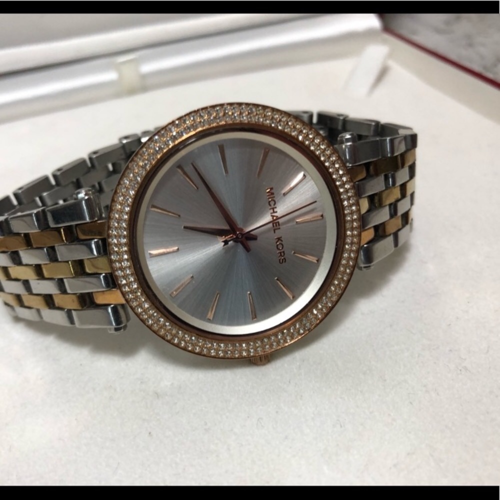 THEEE Large face round women’s Michael kors watches - Picture 7 of 13